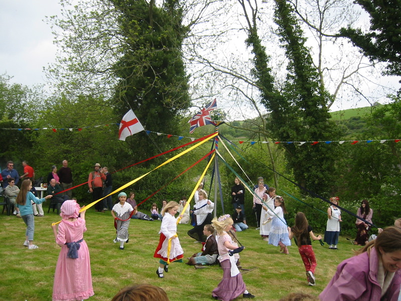 Bestand:MaypoleDanceWinterbourneHoughton2006.jpg