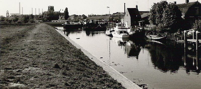 Ingang van de haven van Raamsdonksveer (foto: Leo van Strien)