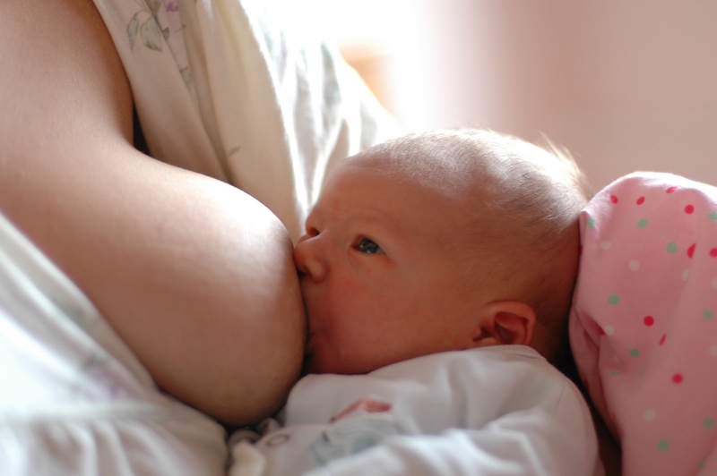Bestand:Breastfeeding a baby.jpg