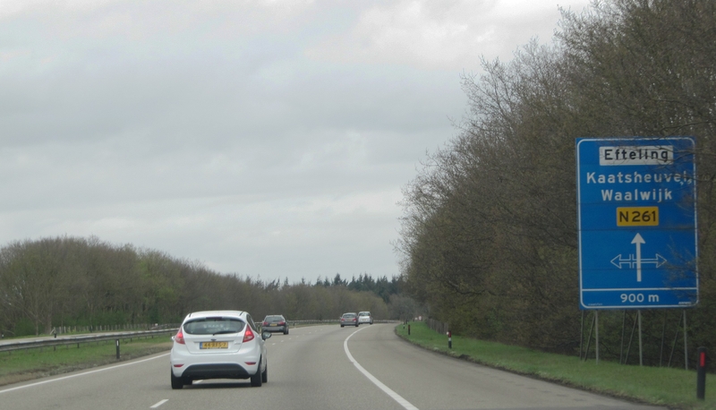 Bestand:Provinciale weg 261 bij Loon op Zand.jpg