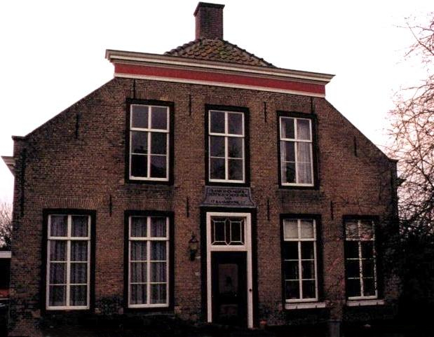 Bestand:Frans-en-Nederduitsch-schoolhuis-Raamsdonk-01.jpg