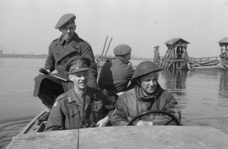 Bestand:General Dempsey crossing the Rhine.jpg