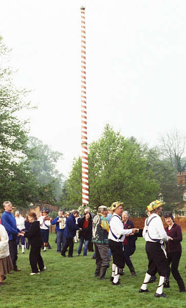 Bestand:Ickwell-Maypole05.jpg
