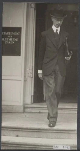 E.N. van Kleffens, minister van Buitenlandse Zaken, verlaat het departement van Algemene Zaken na een ministerraad in verband met de gespannen internationale toestand, 24 september 1939 (Polygoon)