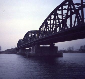 Raamsdonksveer-maasbrug2.jpg
