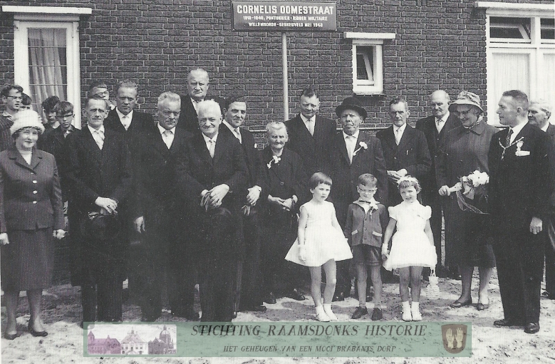 Burgemeester Prinssen plaatst straatnaambord ter nagedachtenis aan de op 10 mei 1940 in Dordrecht gesneuvelde Cornelis Oome.