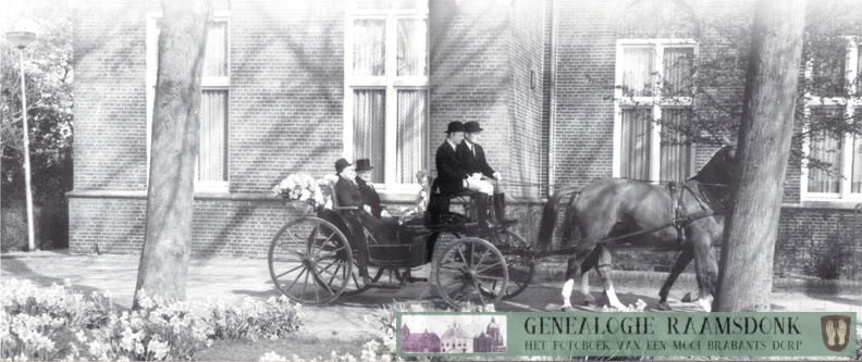 Gouden bruiloft, paar Jan Verschure & Marie Boons op weg naar de kerk na een rondrit door het dorp