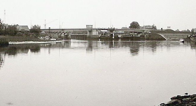 Dongebrug. Te zien is dat de draaibrug van de spoorlijn nog voor de verkeersbrug ligt (foto: Leo van Strien)