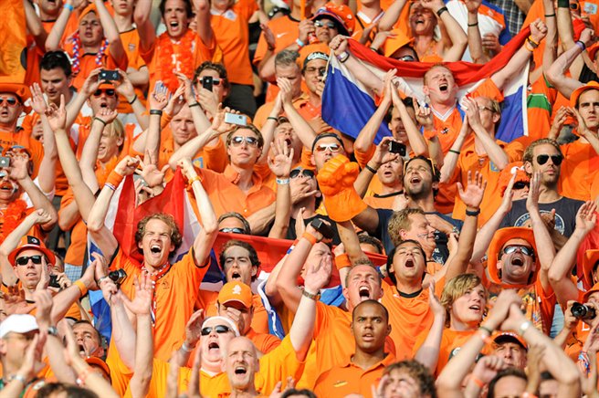 Bestand:Dutch football supporters 20120609 (1).jpg
