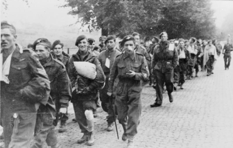 Bestand:British paratroops being marched away by their German captors.jpg