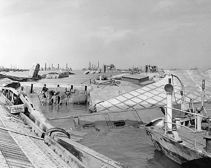 Bestand:MulberryA - wrecked pontoon causeway after storm.jpg