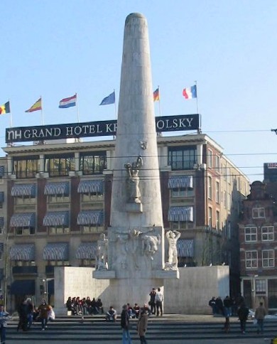 Bestand:Amsterdam nationaal monument op de dam februari 2003.jpg