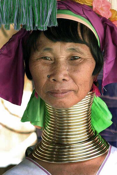 Bestand:Kayan woman with neck rings.jpg