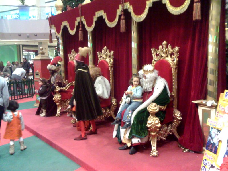 Bestand:Reyes Magos en centro comercial.jpg