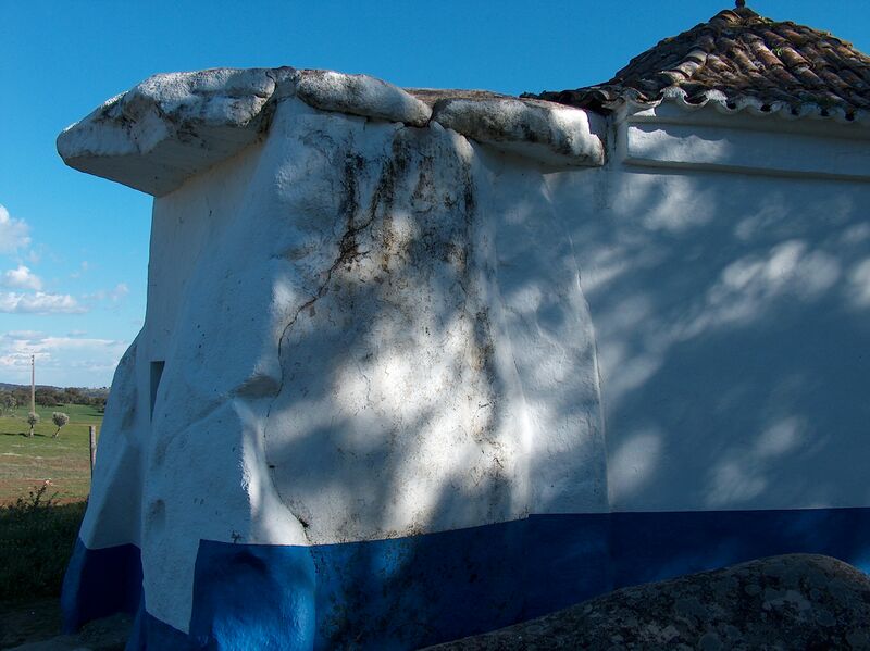 Bestand:Anta capela de São Brissos1358.jpg