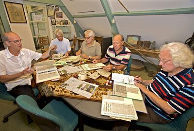 Krantenknipsels uitzoeken op de Zolder