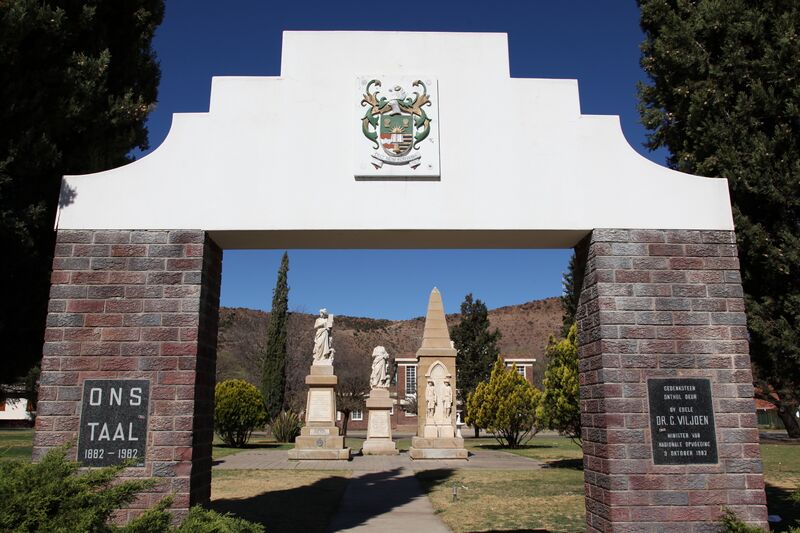 Bestand:Burgersdorp-Language Monument-001.jpg
