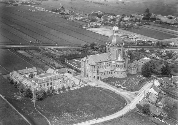 Luchtfoto Raamsdonk, Kerkplein op de voorgrond, opname 3 juli 1924 (digitaal bewerkt door Terry van Erp)