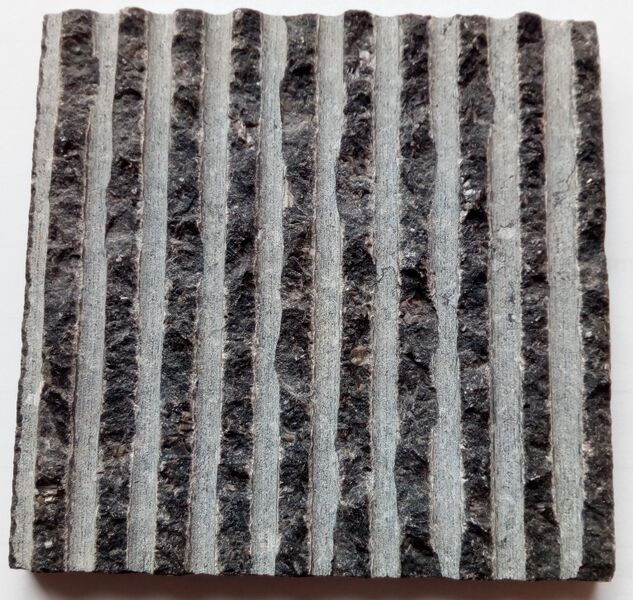 Bestand:Gegradineerde blauwsteen voor.jpg