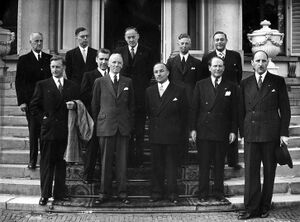 De bordesscène van de ministers van het kabinet-Drees II bij Paleis Soestdijk op 2 september 1952
