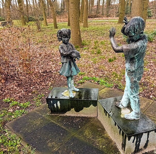 Bestand:Waalwijk Standbeelden in Meerdijk.jpg