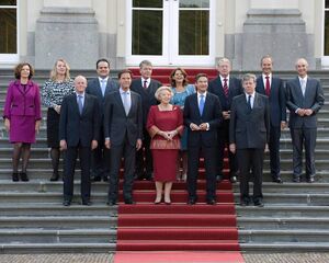 De bordesscène van de ministers van het kabinet-Rutte I met in het midden vooraan koningin Beatrix bij Huis ten Bosch op 14 oktober 2010