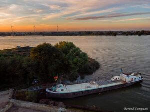 Stichting Tienerfriends, Jongerencentrum de Friendship. Het Schip op haar ligplaats langs de dijk van Sleeuwijk.
