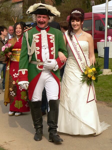 Bestand:Kirschblütenkönigin 2013 Rühler Schweiz.jpg