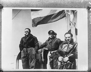 Prins Bernhard (links) aan boord van een motortorpedoboot van de Koninklijke Marine tijdens een inspectiebezoek, Groot-Brittannië, 1943 (Nationaal Archief, CC0)