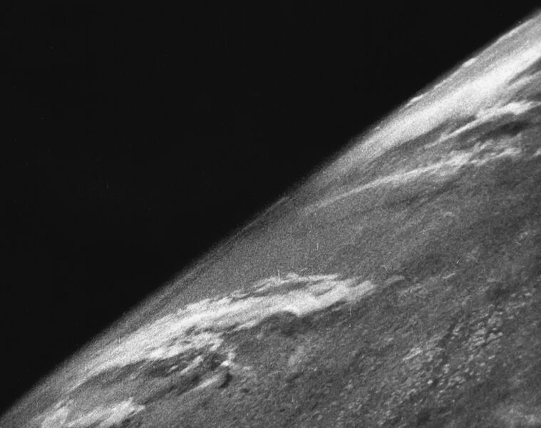 Bestand:First photo from space.jpg