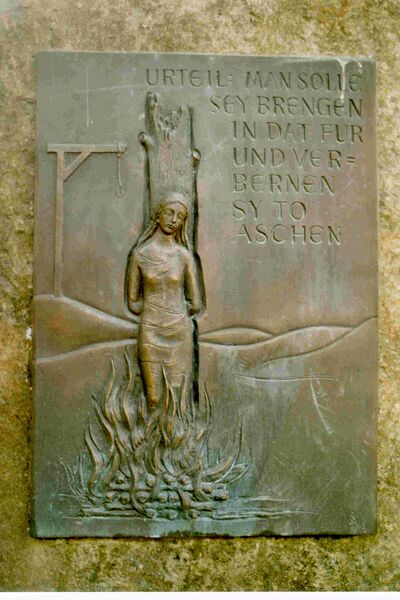 Bestand:Winterberg Rathaus Gedenktafel Opfer Hexenprozesse.jpg