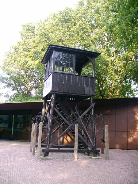 Bestand:Kamp Amersfoort wachthuisje.jpg