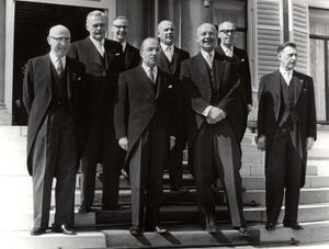 De bordesscène van de ministers van het kabinet-Cals bij Paleis Soestdijk op 14 april 1965