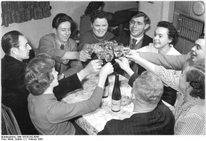 Bundesarchiv Bild 183-62162-0009, Feier in einem Kulturhaus.jpg