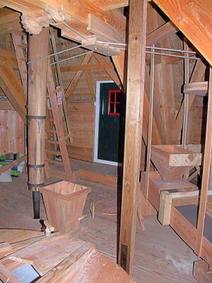 Molen De Koe Ermelo, pelsteen pelspil, zifterij rechts.jpg