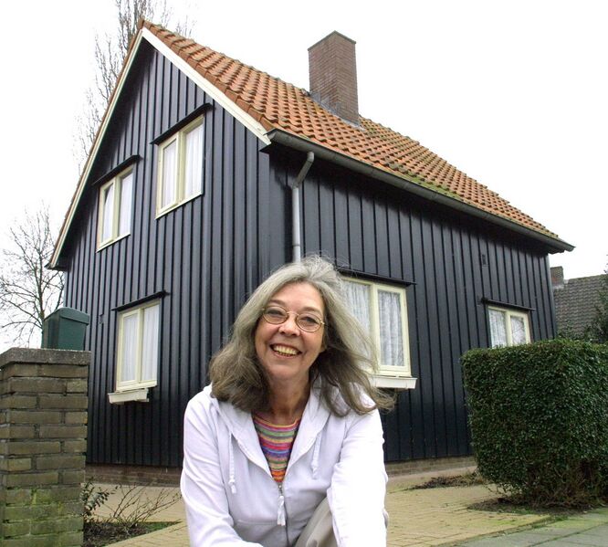 Bestand:Schrijfster-voor-Noorse-noodwoning-Raamsdonksveer-2009.jpg