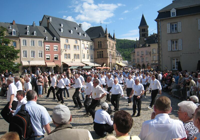 Bestand:EchternachDancingProcession.jpg