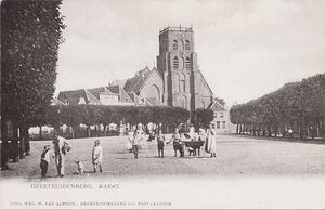 Markt met Nederlands Hervormde kerk in Geertruidenberg. In het midden van de Markt bevinden zich mensen met kinderwagens, 1906