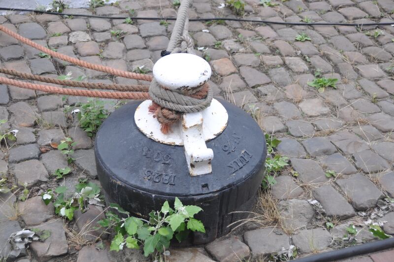 Bestand:Cannon used as bollard (03).jpg