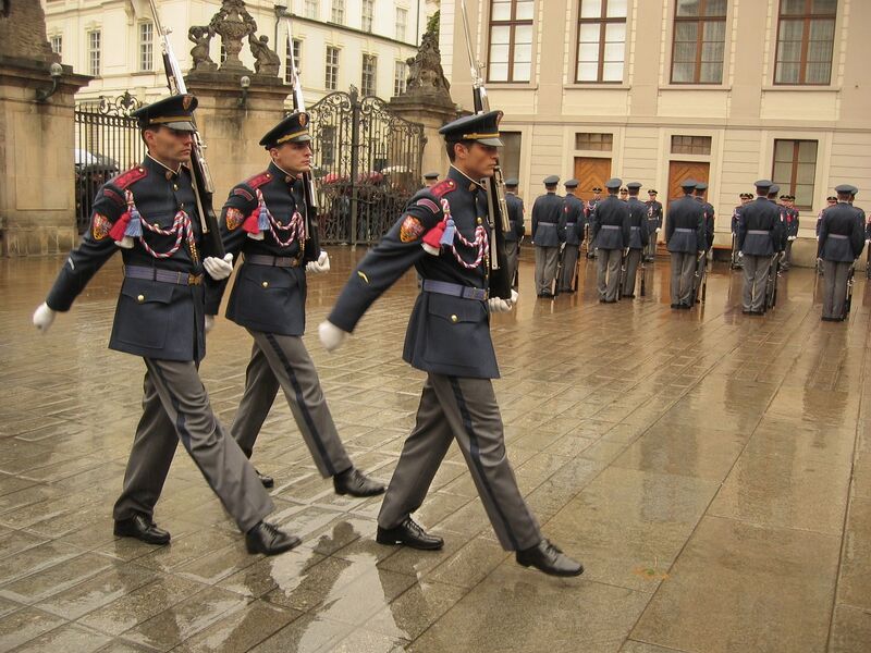 Bestand:Praha, Hradní stráž 01.jpg