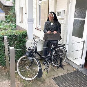 Wijkverpleegster in openluchtmuseum Arnhem
