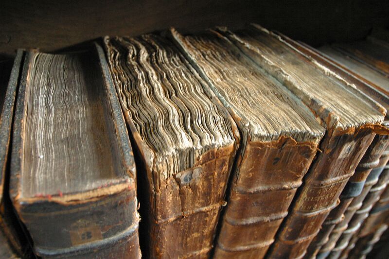Bestand:Old book bindings.jpg