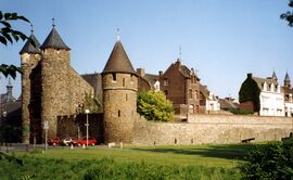 Zuidoostelijk deel van de eerste stadsmuur. V.l.n.r. Helpoort, Jekertoren en Onze-Lieve-Vrouwewal