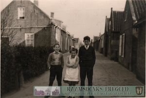 Oude Groenstraat gezien vanaf de Grote Kerkstraat. V.l.n.r.: Bertus, Diny en Bart Bouwens.