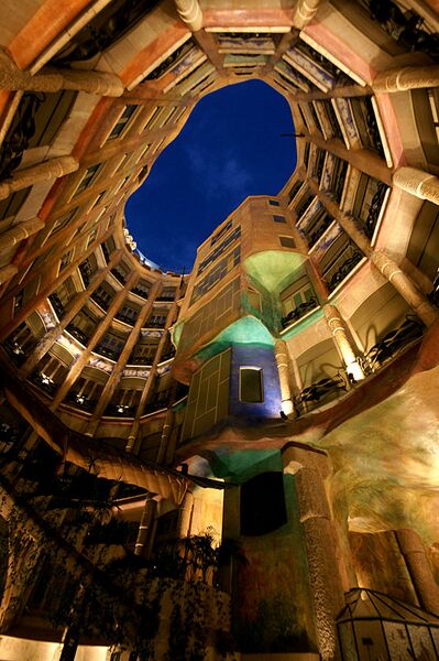 Bestand:Casa mila atrium.jpg