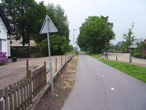 Zicht in Halve Zolen Pad (zie oude perronwand) (Foto: mei 2007)