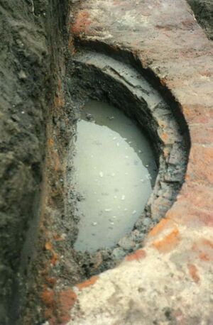 Afb. 12. Ronde waterput met rand van rode vloertegels in de noordoostelijke torenfundering. Foto auteur.