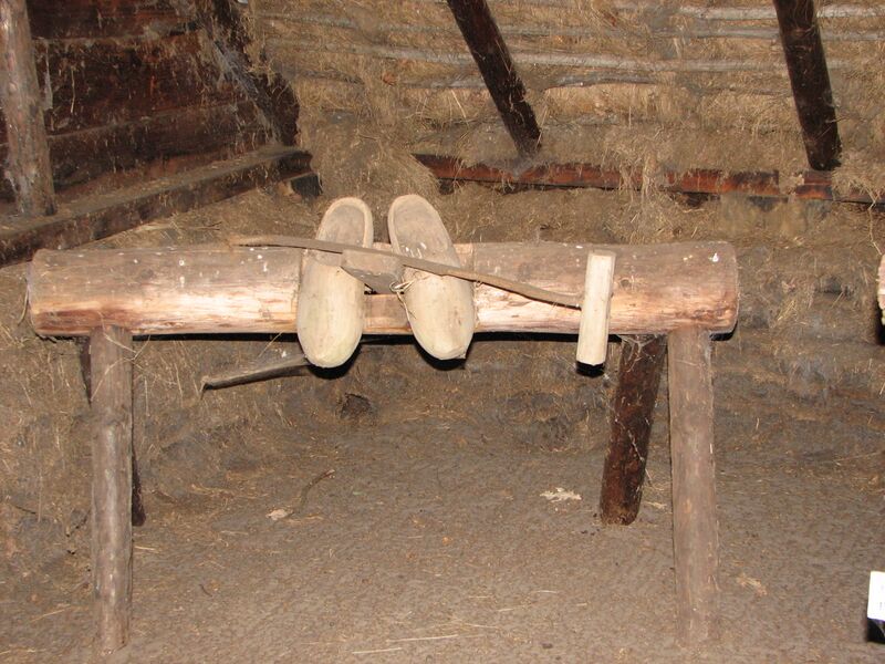 Bestand:Making of clogs.jpg