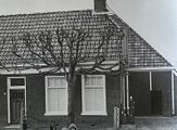 gegolfde friese pan bij een boerderij in het friese stynsgea (augustinusga) (detail van foto t. v.d. wal, 1967, monumentenzorg)