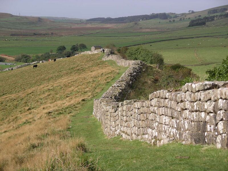 Bestand:Hadrian's wall at Greenhead Lough.jpg